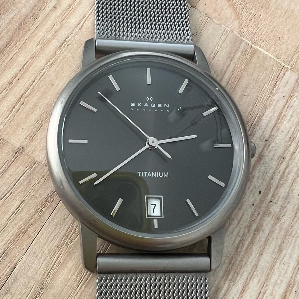Skagen Titanium Men's Black Dial with Date Window dress watch NEW BATTERY